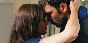 Lucía vuelve a España dejando atrás al amor de su vida, en el próximo capítulo de ‘Promesas de arena’