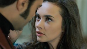 Quien es Ümit (Hande Soral), la mujer que va a revolucionar ‘Tierra amarga’