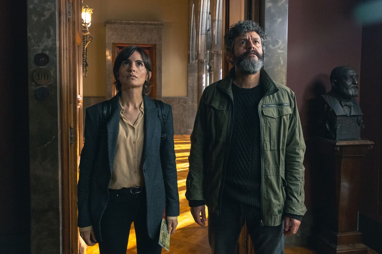 Isak Férriz y Verónica Echegui en ‘Ciudad de sombras’, el nuevo thriller policíaco de Netflix ambientado en Barcelona