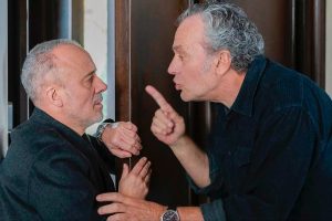 José Coronado en una escena del capítulo 7 de ‘La Agencia’, junto a Javier Gutiérrez, en Telecinco