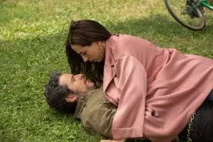 Ricardo y Sonia encerrados en la cámara frigorífica en el capítulo 2 de ‘Sin Gluten’