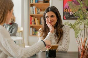 Clara Lago, Denisse Peña y Carlos Alcaide en una escena del capítulo 9 de ‘La Agencia’, la serie de Telecinco creada por Daniel Écija