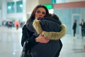 Alya llega al aeropuerto para huir… pero duda en el último segundo en ‘En tierra lejana’: avance de hoy